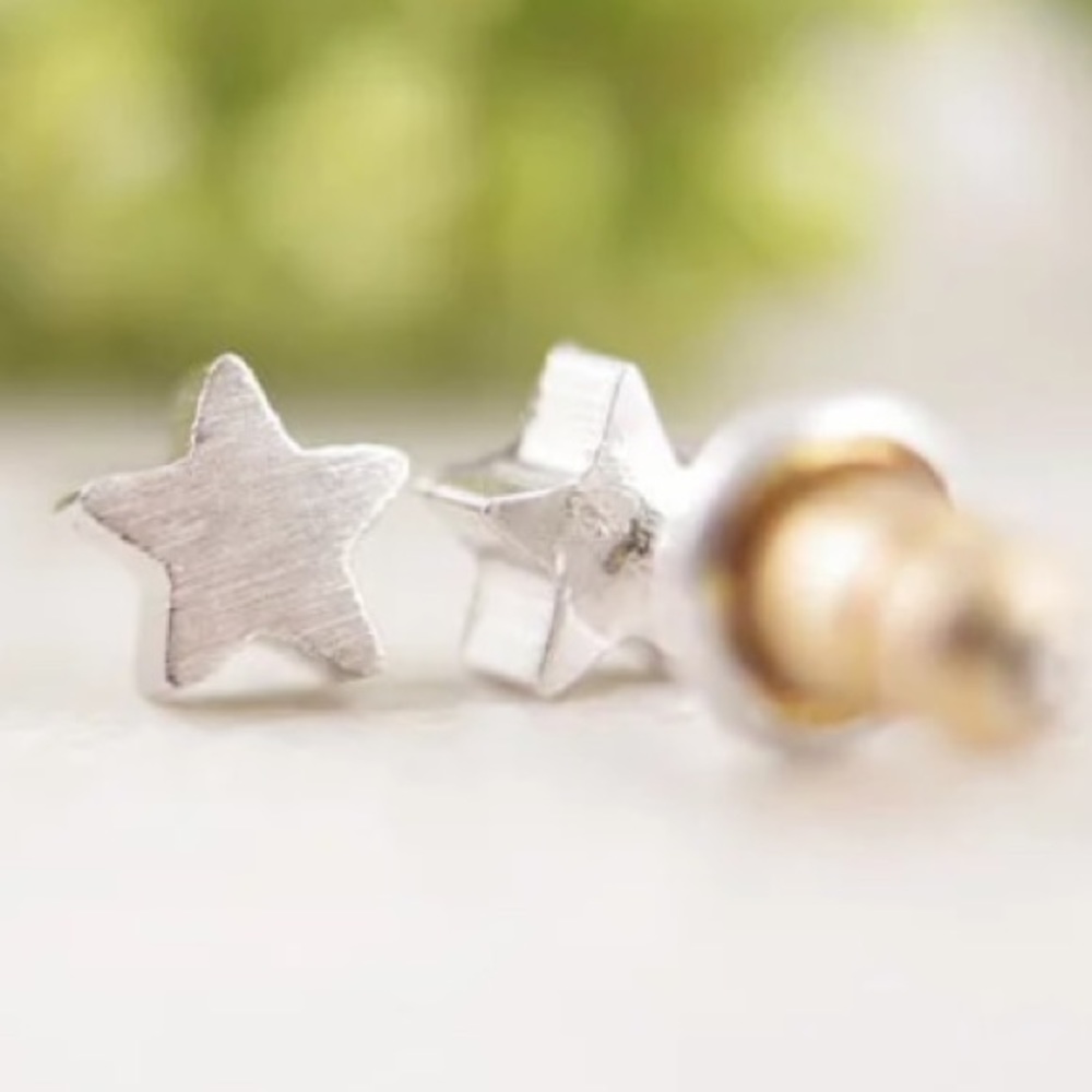 NEW!๐๐TINY!โญ๏ธSILVER PLATED! STARโญ๏ธSTUDS!๐๐CUTE - Picture 1 of 8